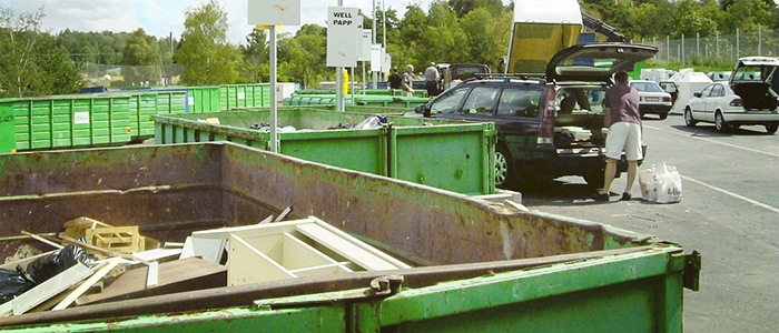 Gröna återvinningscontainrar på en återvinningscentral