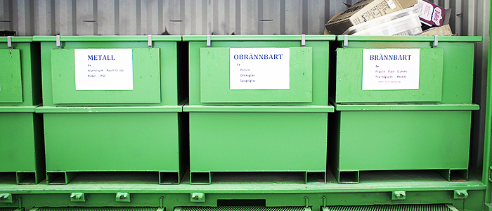 Gröna containrar på rad för den mobila återvinningscentralen