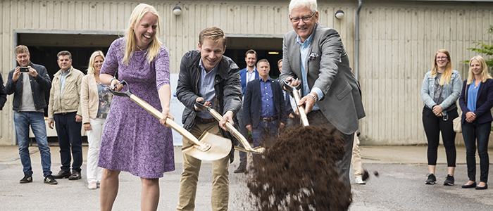 Första spadtaget till nya sopsugen i Hallonbergem tas av kommunstyrelsens ordförande, styrelseordförande i Sundbyberg Avfall & Vatten och projektsamordnarefrån Sundbyberg Avfall & Vatten