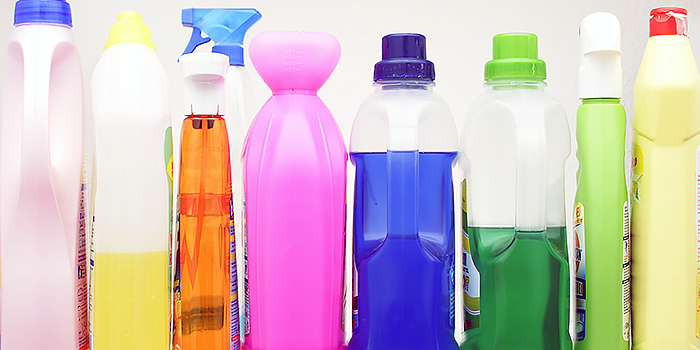 Plastflaskor i olika form och storlek står på rad