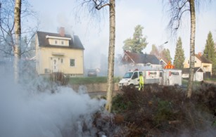 Ett röktest pågår framför en vit villa.