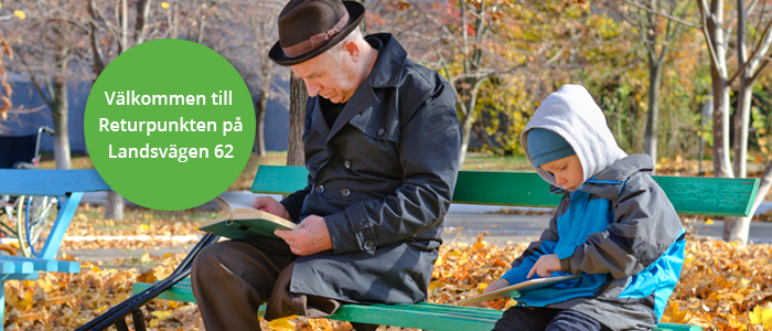 En man och ett barn sitter på en grön parkbänk och de läser varsin bok.