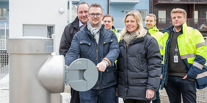 Representanter från Sundbyberg Avfall & Vatten inviger sopsugen Umami tillsammans med representanter från Wallenstam.