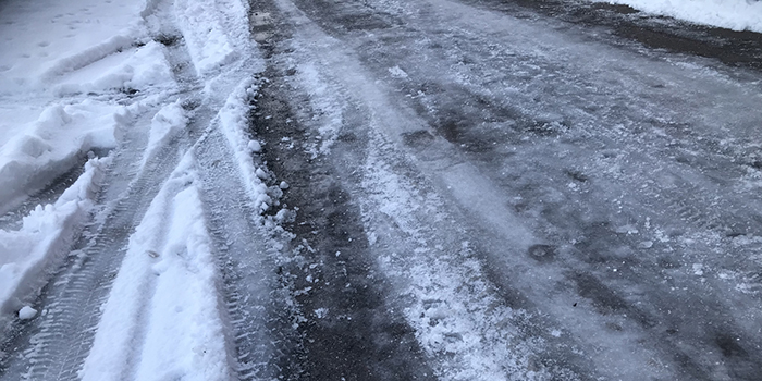 Isig gata med spår av bildäck