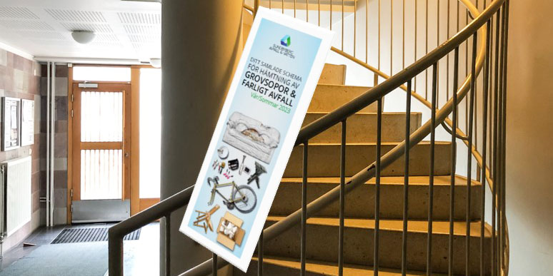 En trappuppgång med en inklistrad bild på SAVABS samlingsschema för hämtning av grovsopor och farligt avfall