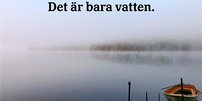 dimman ligger tät över vattnet. I förgrunden ligger en eka förtöjd vid en brygga. Årorna ligger i ekan.