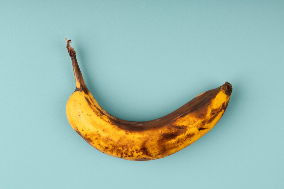 En banan med brunfläckigt skal